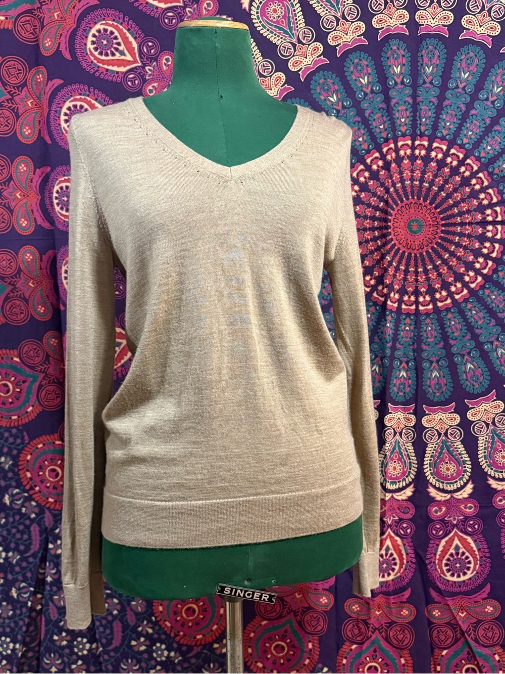BR 100% Merino wool soft lightweight v-neck knit